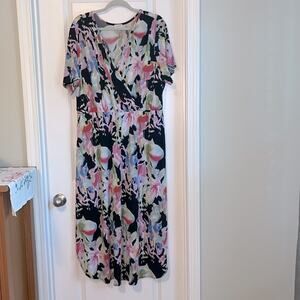 ⚡️ 3 for $30 ⚡️ Avenue Short Sleeve Floral Maxi Dress